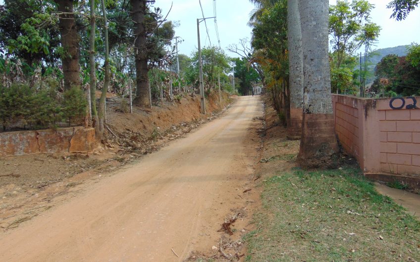 Sítio a Venda em Bragança Paulista!!! Área Total de 80.000M2, com excelente Casa Sede e Demais Dependências!!! e também poderá ser Vendida em 03 Escrituras!!!! toda Documentada Escriturada, ótima Região para Criação de Gado Nelore ou Haras !!! contendo Varias Nascentes, Riacho e Logo de Peixes!!! (Porteira Fechada) R$ 2.000.000,00 Aceita Proposta!!! ou Divide  Imóvel em Três Escrituras!!!Ref: 11