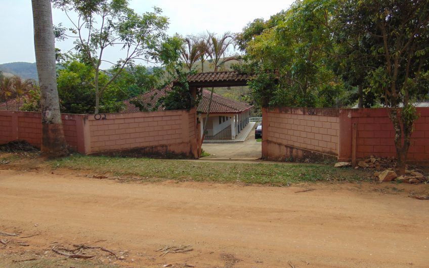 Sítio a Venda em Bragança Paulista!!! Área Total de 80.000M2, com excelente Casa Sede e Demais Dependências!!! e também poderá ser Vendida em 03 Escrituras!!!! toda Documentada Escriturada, ótima Região para Criação de Gado Nelore ou Haras !!! contendo Varias Nascentes, Riacho e Logo de Peixes!!! (Porteira Fechada) R$ 2.000.000,00 Aceita Proposta!!! ou Divide  Imóvel em Três Escrituras!!!Ref: 11