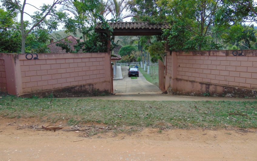 Sítio a Venda em Bragança Paulista!!! Área Total de 80.000M2, com excelente Casa Sede e Demais Dependências!!! e também poderá ser Vendida em 03 Escrituras!!!! toda Documentada Escriturada, ótima Região para Criação de Gado Nelore ou Haras !!! contendo Varias Nascentes, Riacho e Logo de Peixes!!! (Porteira Fechada) R$ 2.000.000,00 Aceita Proposta!!! ou Divide  Imóvel em Três Escrituras!!!Ref: 11