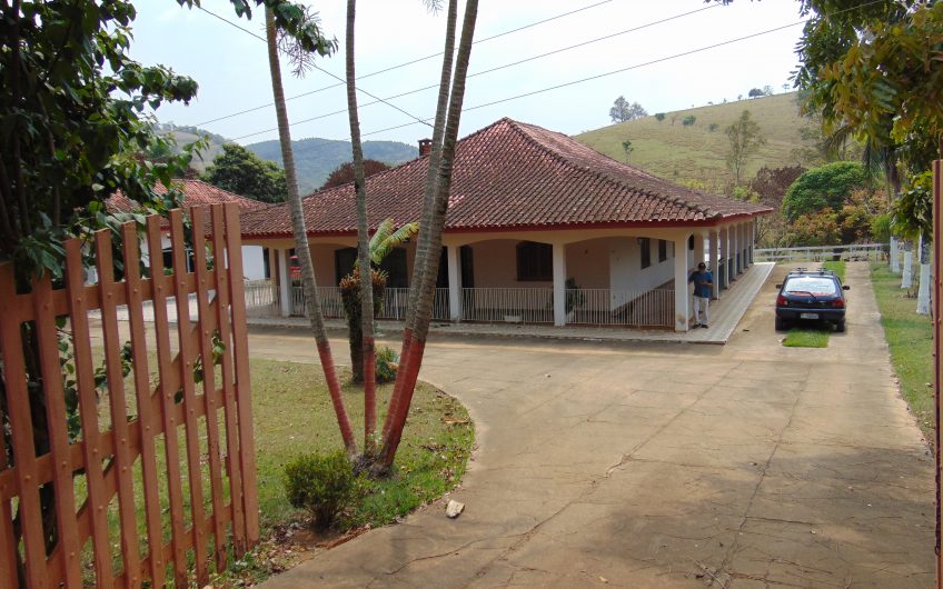 Sítio a Venda em Bragança Paulista!!! Área Total de 80.000M2, com excelente Casa Sede e Demais Dependências!!! e também poderá ser Vendida em 03 Escrituras!!!! toda Documentada Escriturada, ótima Região para Criação de Gado Nelore ou Haras !!! contendo Varias Nascentes, Riacho e Logo de Peixes!!! (Porteira Fechada) R$ 2.000.000,00 Aceita Proposta!!! ou Divide  Imóvel em Três Escrituras!!!Ref: 11