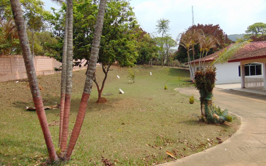 Sítio a Venda em Bragança Paulista!!! Área Total de 80.000M2, com excelente Casa Sede e Demais Dependências!!! e também poderá ser Vendida em 03 Escrituras!!!! toda Documentada Escriturada, ótima Região para Criação de Gado Nelore ou Haras !!! contendo Varias Nascentes, Riacho e Logo de Peixes!!! (Porteira Fechada) R$ 2.000.000,00 Aceita Proposta!!! ou Divide  Imóvel em Três Escrituras!!!Ref: 11