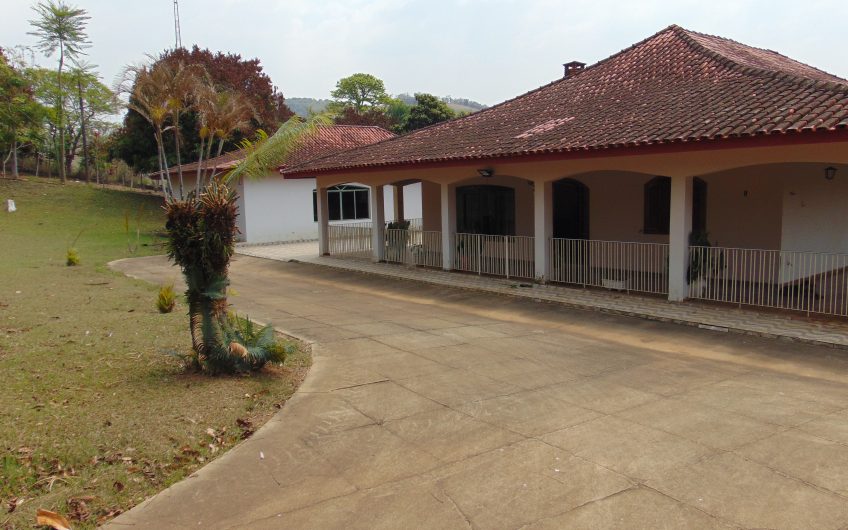 Sítio a Venda em Bragança Paulista!!! Área Total de 80.000M2, com excelente Casa Sede e Demais Dependências!!! e também poderá ser Vendida em 03 Escrituras!!!! toda Documentada Escriturada, ótima Região para Criação de Gado Nelore ou Haras !!! contendo Varias Nascentes, Riacho e Logo de Peixes!!! (Porteira Fechada) R$ 2.000.000,00 Aceita Proposta!!! ou Divide  Imóvel em Três Escrituras!!!Ref: 11