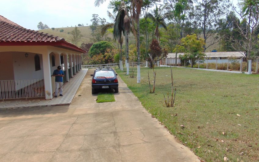 Sítio a Venda em Bragança Paulista!!! Área Total de 80.000M2, com excelente Casa Sede e Demais Dependências!!! e também poderá ser Vendida em 03 Escrituras!!!! toda Documentada Escriturada, ótima Região para Criação de Gado Nelore ou Haras !!! contendo Varias Nascentes, Riacho e Logo de Peixes!!! (Porteira Fechada) R$ 2.000.000,00 Aceita Proposta!!! ou Divide  Imóvel em Três Escrituras!!!Ref: 11