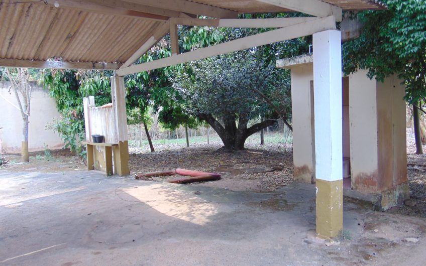 Sítio a Venda em Bragança Paulista!!! Área Total de 80.000M2, com excelente Casa Sede e Demais Dependências!!! e também poderá ser Vendida em 03 Escrituras!!!! toda Documentada Escriturada, ótima Região para Criação de Gado Nelore ou Haras !!! contendo Varias Nascentes, Riacho e Logo de Peixes!!! (Porteira Fechada) R$ 2.000.000,00 Aceita Proposta!!! ou Divide  Imóvel em Três Escrituras!!!Ref: 11