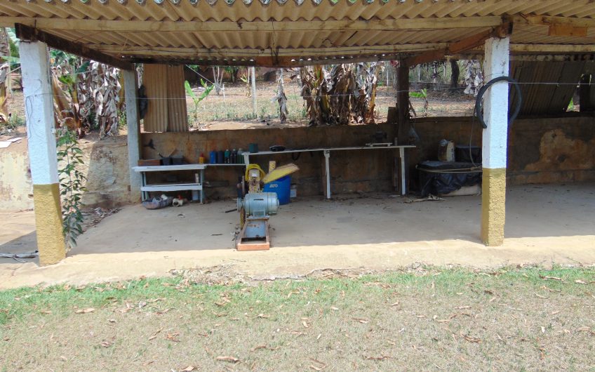 Sítio a Venda em Bragança Paulista!!! Área Total de 80.000M2, com excelente Casa Sede e Demais Dependências!!! e também poderá ser Vendida em 03 Escrituras!!!! toda Documentada Escriturada, ótima Região para Criação de Gado Nelore ou Haras !!! contendo Varias Nascentes, Riacho e Logo de Peixes!!! (Porteira Fechada) R$ 2.000.000,00 Aceita Proposta!!! ou Divide  Imóvel em Três Escrituras!!!Ref: 11