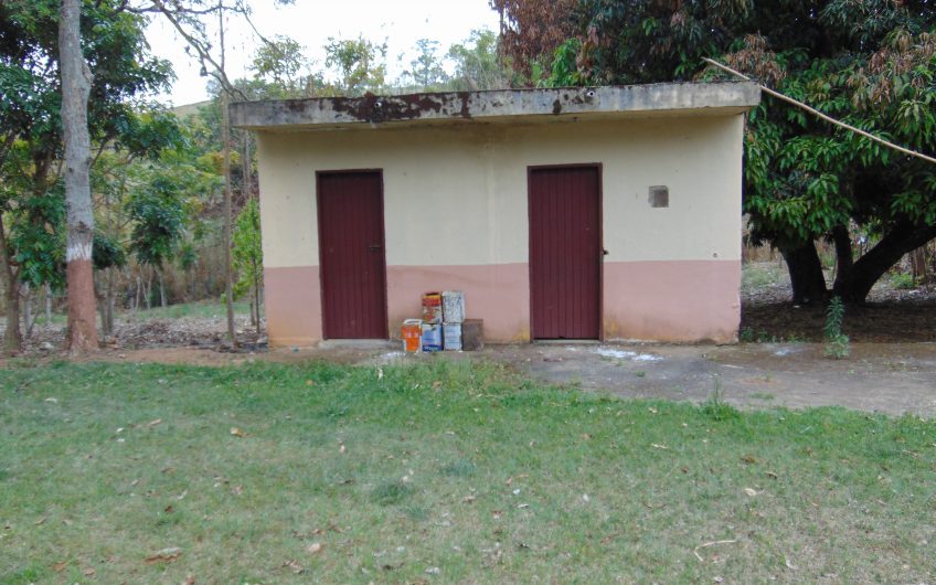 Sítio a Venda em Bragança Paulista!!! Área Total de 80.000M2, com excelente Casa Sede e Demais Dependências!!! e também poderá ser Vendida em 03 Escrituras!!!! toda Documentada Escriturada, ótima Região para Criação de Gado Nelore ou Haras !!! contendo Varias Nascentes, Riacho e Logo de Peixes!!! (Porteira Fechada) R$ 2.000.000,00 Aceita Proposta!!! ou Divide  Imóvel em Três Escrituras!!!Ref: 11
