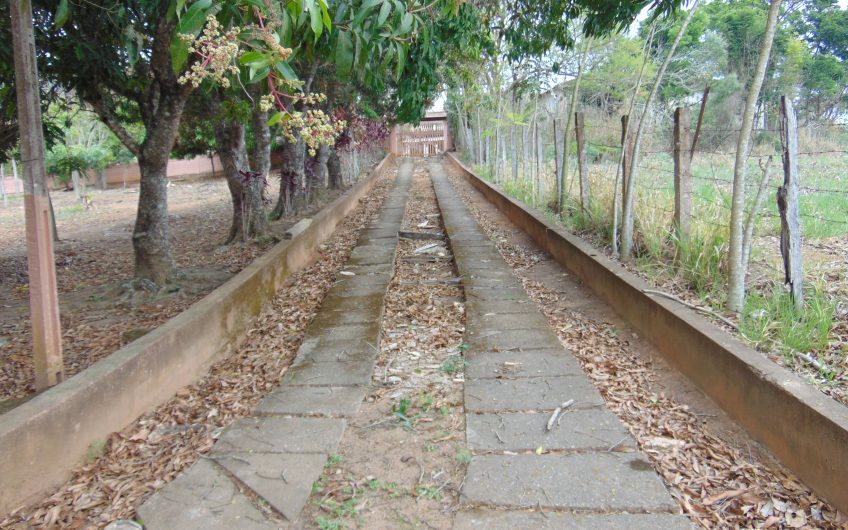 Sítio a Venda em Bragança Paulista!!! Área Total de 80.000M2, com excelente Casa Sede e Demais Dependências!!! e também poderá ser Vendida em 03 Escrituras!!!! toda Documentada Escriturada, ótima Região para Criação de Gado Nelore ou Haras !!! contendo Varias Nascentes, Riacho e Logo de Peixes!!! (Porteira Fechada) R$ 2.000.000,00 Aceita Proposta!!! ou Divide  Imóvel em Três Escrituras!!!Ref: 11
