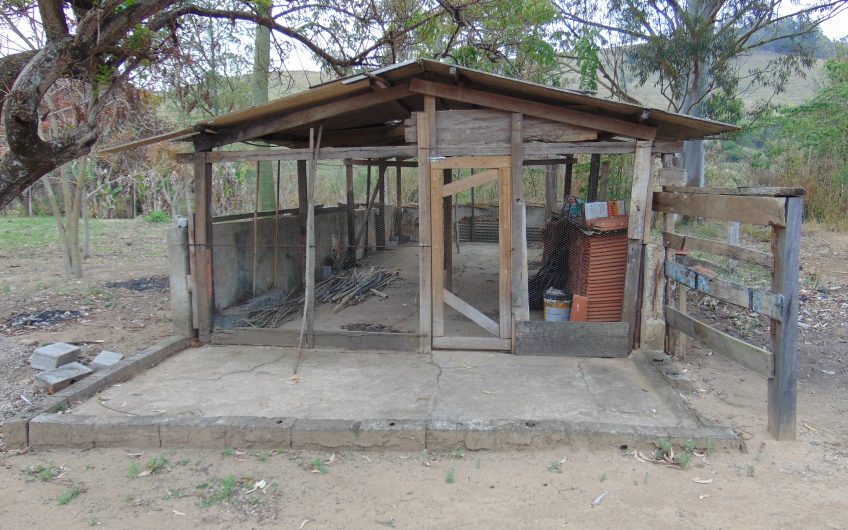 Sítio a Venda em Bragança Paulista!!! Área Total de 80.000M2, com excelente Casa Sede e Demais Dependências!!! e também poderá ser Vendida em 03 Escrituras!!!! toda Documentada Escriturada, ótima Região para Criação de Gado Nelore ou Haras !!! contendo Varias Nascentes, Riacho e Logo de Peixes!!! (Porteira Fechada) R$ 2.000.000,00 Aceita Proposta!!! ou Divide  Imóvel em Três Escrituras!!!Ref: 11