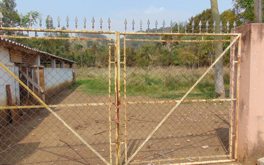 Sítio a Venda em Bragança Paulista!!! Área Total de 80.000M2, com excelente Casa Sede e Demais Dependências!!! e também poderá ser Vendida em 03 Escrituras!!!! toda Documentada Escriturada, ótima Região para Criação de Gado Nelore ou Haras !!! contendo Varias Nascentes, Riacho e Logo de Peixes!!! (Porteira Fechada) R$ 2.000.000,00 Aceita Proposta!!! ou Divide  Imóvel em Três Escrituras!!!Ref: 11