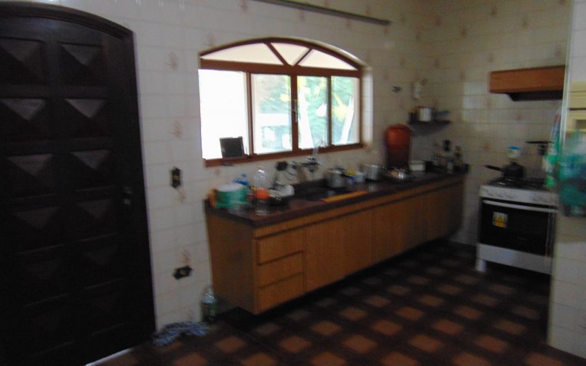 Sítio a Venda em Bragança Paulista!!! Área Total de 80.000M2, com excelente Casa Sede e Demais Dependências!!! e também poderá ser Vendida em 03 Escrituras!!!! toda Documentada Escriturada, ótima Região para Criação de Gado Nelore ou Haras !!! contendo Varias Nascentes, Riacho e Logo de Peixes!!! (Porteira Fechada) R$ 2.000.000,00 Aceita Proposta!!! ou Divide  Imóvel em Três Escrituras!!!Ref: 11