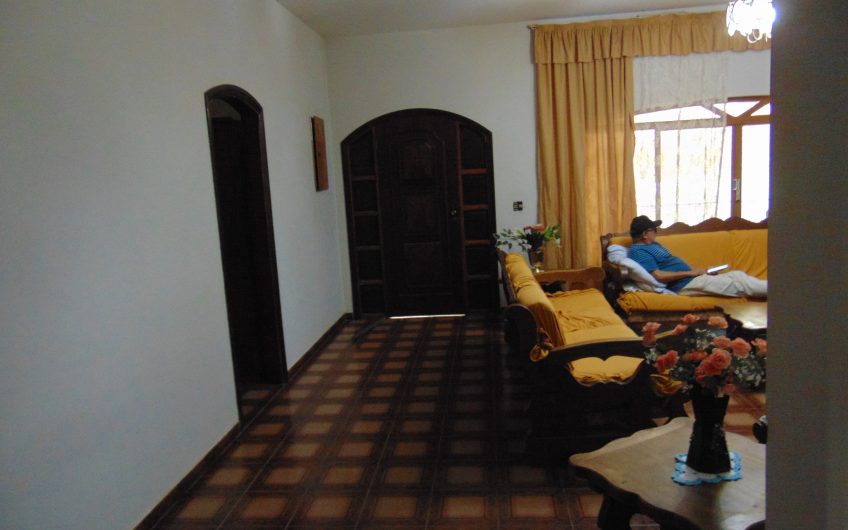Sítio a Venda em Bragança Paulista!!! Área Total de 80.000M2, com excelente Casa Sede e Demais Dependências!!! e também poderá ser Vendida em 03 Escrituras!!!! toda Documentada Escriturada, ótima Região para Criação de Gado Nelore ou Haras !!! contendo Varias Nascentes, Riacho e Logo de Peixes!!! (Porteira Fechada) R$ 2.000.000,00 Aceita Proposta!!! ou Divide  Imóvel em Três Escrituras!!!Ref: 11