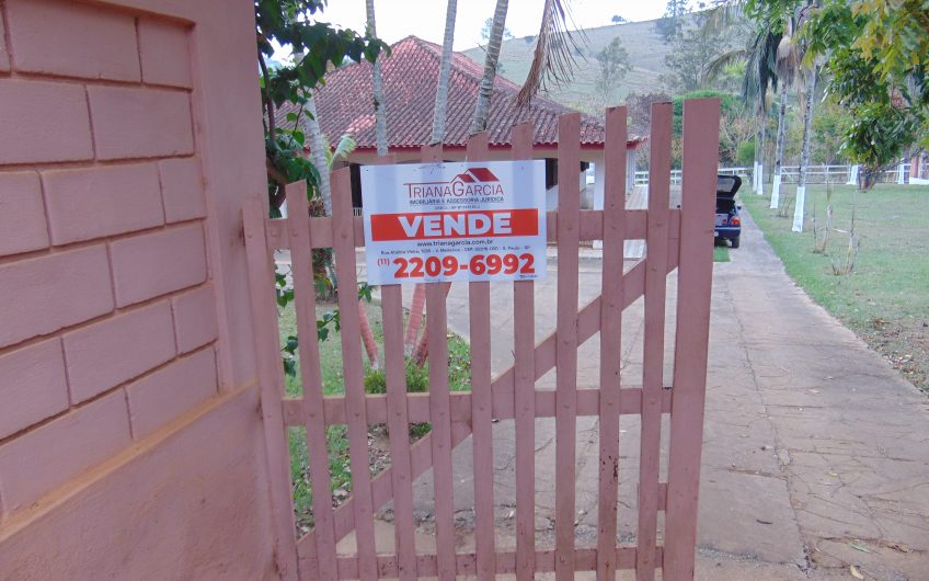 Sítio a Venda em Bragança Paulista!!! Área Total de 80.000M2, com excelente Casa Sede e Demais Dependências!!! e também poderá ser Vendida em 03 Escrituras!!!! toda Documentada Escriturada, ótima Região para Criação de Gado Nelore ou Haras !!! contendo Varias Nascentes, Riacho e Logo de Peixes!!! (Porteira Fechada) R$ 2.000.000,00 Aceita Proposta!!! ou Divide  Imóvel em Três Escrituras!!!Ref: 11