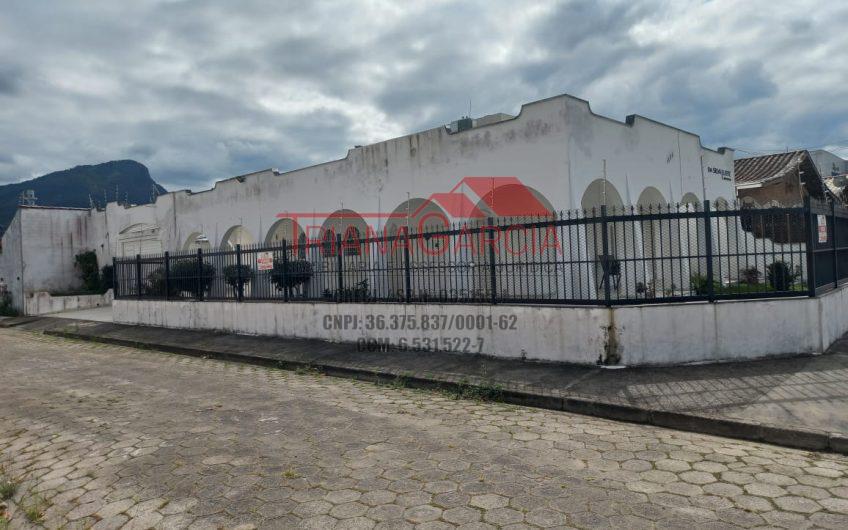 Vende Casa Térrea em Caraguatatuba SP. contendo: 03 Dormitórios com uma Suíte!!! Ótima Localização e Ótima Construção. Ref: 49
