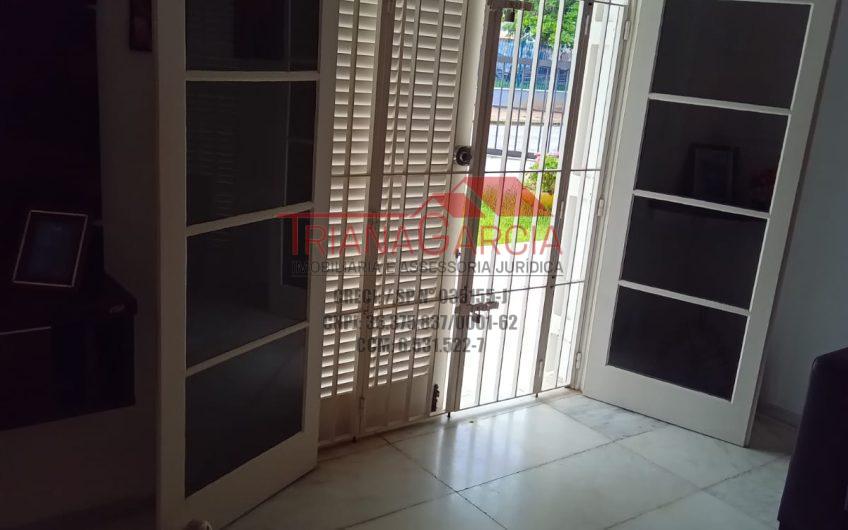 Vende Casa Térrea em Caraguatatuba SP. contendo: 03 Dormitórios com uma Suíte!!! Ótima Localização e Ótima Construção. Ref: 49