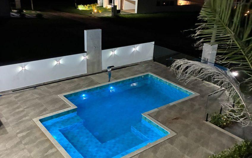Vende Sobrado de Alto Padrão em Condomínio Fechado no Interior de São Paulo – Riviera  Santa Cristina XIII Ref: 57