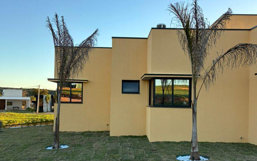 Vende Casa de Alto Padrão em Condomínio Fechado próximo da Represa – Interior de São Paulo – Riviera Santa Cristina XIII – Ref: 58