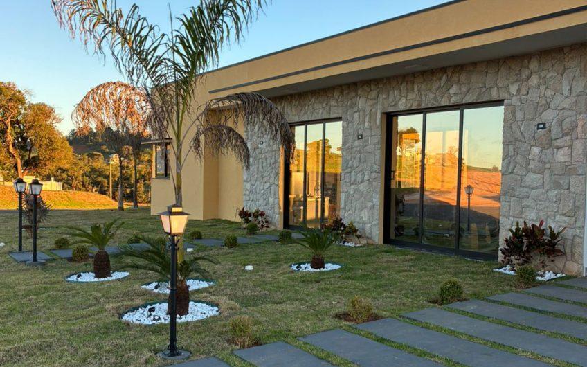 Vende Casa de Alto Padrão em Condomínio Fechado próximo da Represa – Interior de São Paulo – Riviera Santa Cristina XIII – Ref: 58